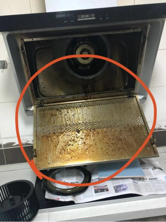 媳婦下單了我們的油煙機清洗服務(wù)，上門時婆婆卻攔著不讓拆
